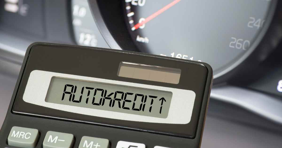 a picture of a calculator with the word "autokredit" and an arrow pointing up with a speedometer behind it.