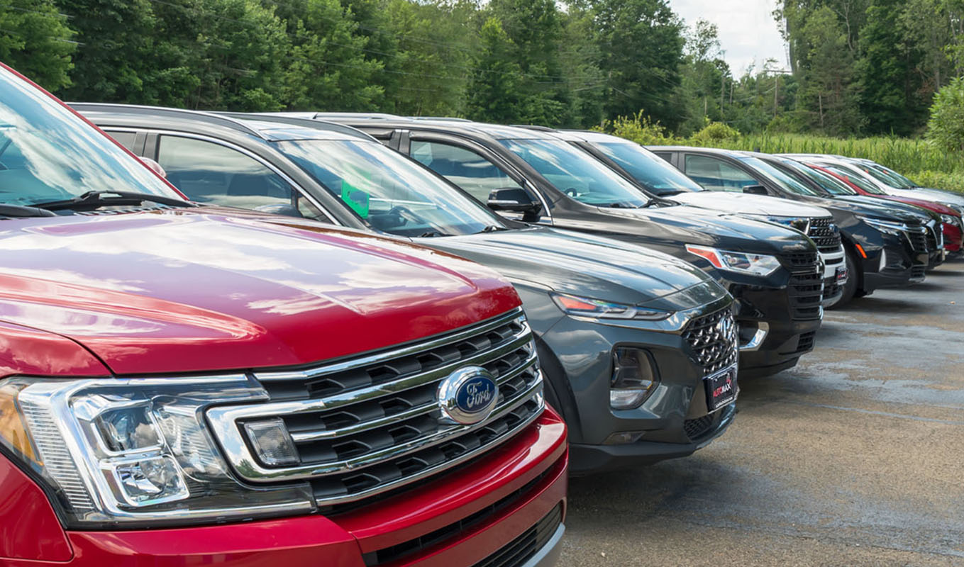 Row of used cars and SUVs at Automax of Indiana, a good car dealership in Mishawaka
