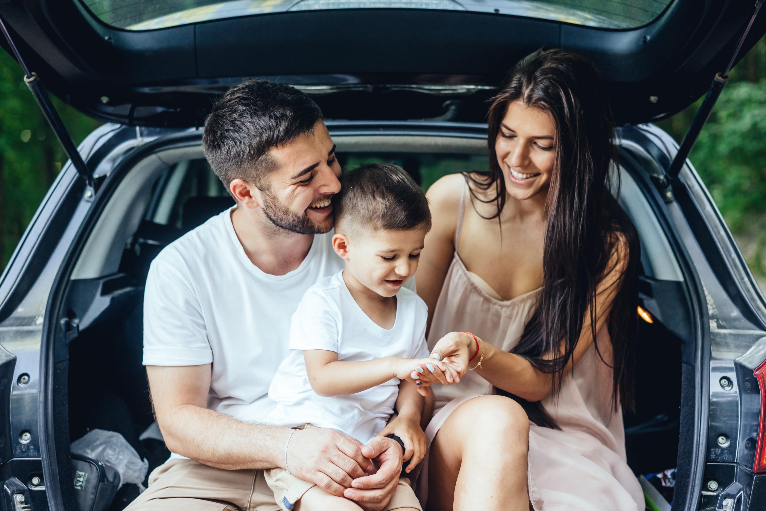  Happy-family-son-baby-in-car-trunk